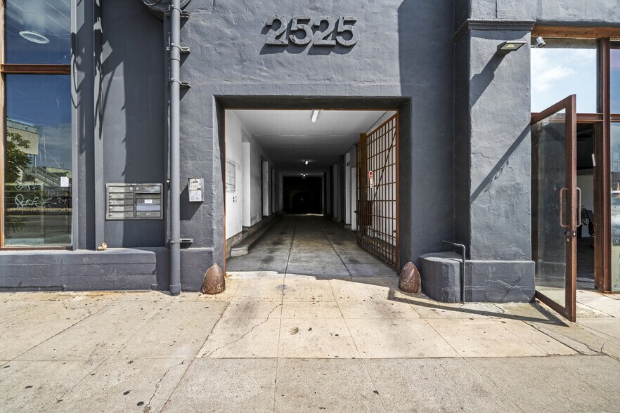 More Photos Of 2523-2525 W Washington Blvd, Los Angeles Storefront Retail Office For Sale