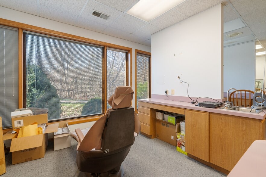 More Photos Of 604 35th Ave, Moline Medical For Lease