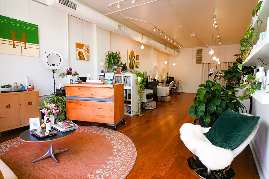 More Photos Of 911 E Cesar Chavez St, Austin Storefront For Lease