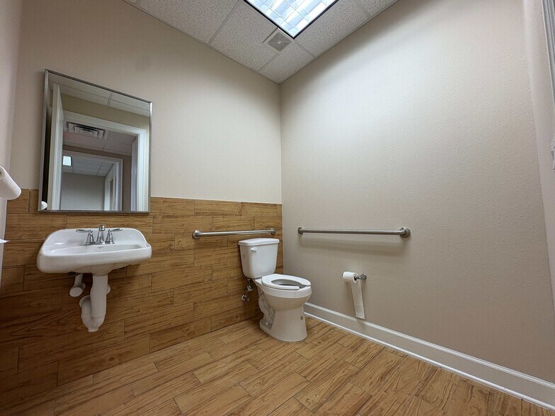 More Photos Of 12440 Emily Ct, Sugar Land Medical For Lease