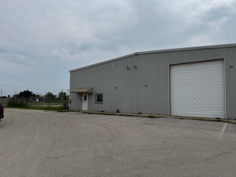 More Photos Of 5220 SW 11th St, Oklahoma City Manufacturing For Lease