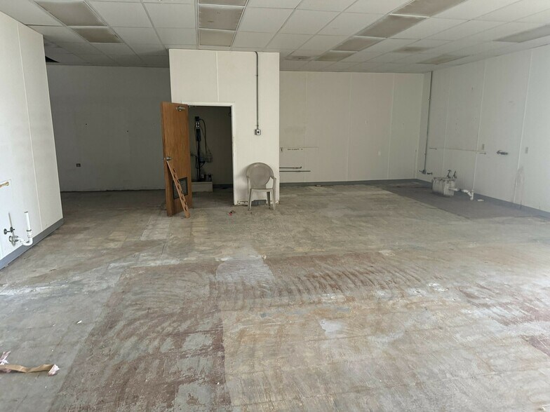 More Photos Of 37531-37605 Harper Rd, Clinton Township Storefront For Lease