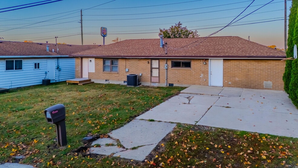 More Photos Of 508 N Broadway, Peru Office For Sale