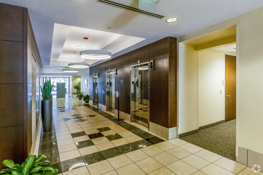 More Photos Of 4301 Anchor Plaza Pkwy, Tampa Office For Lease
