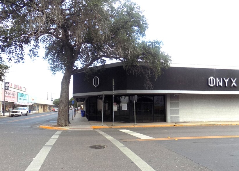 Primary Photo Of 100 W Main St, Eagle Pass Storefront For Sale