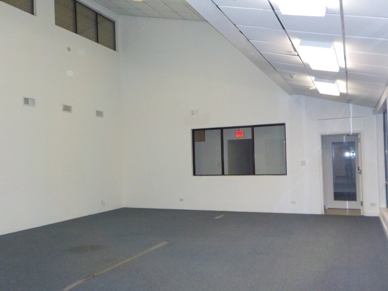 More Photos Of 3700 N 10th St, McAllen Office For Lease