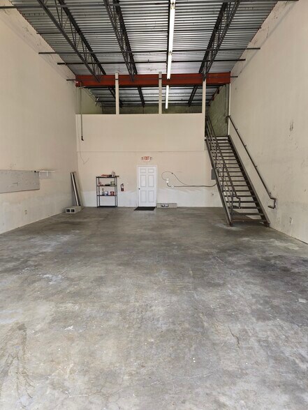 More Photos Of 829-829 S Kings Hwy, Fort Pierce Warehouse For Lease