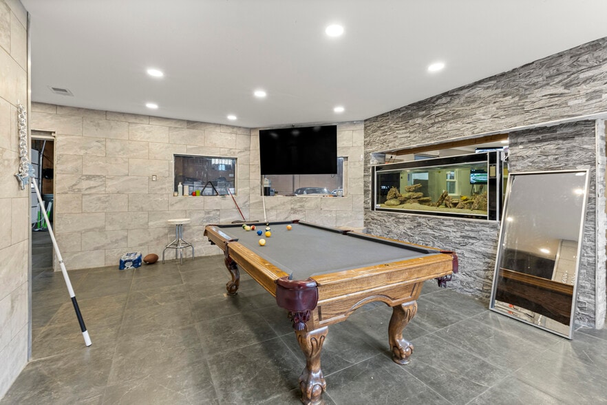 More Photos Of 8301 W Chicago, Detroit Flex For Sale