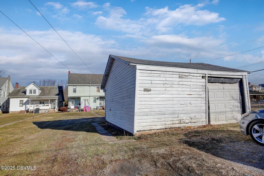 More Photos Of 606 W Main St, Bloomsburg Flex For Sale