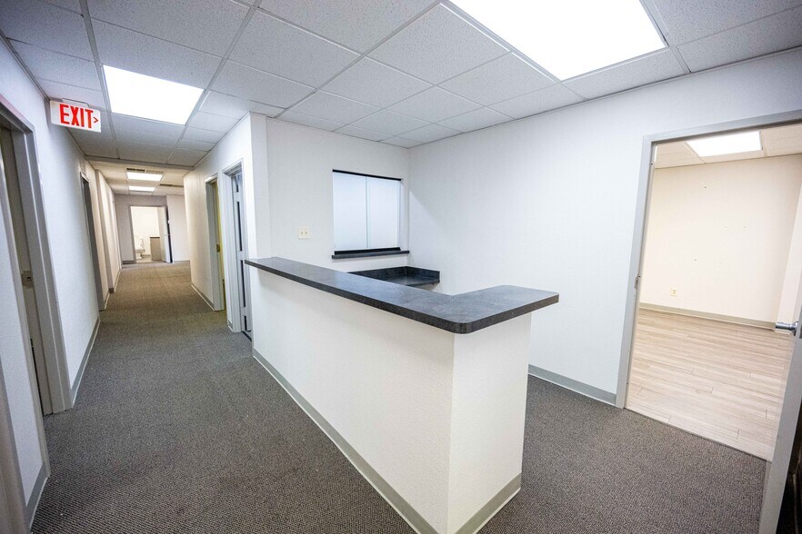 More Photos Of 560 W Main St, Lewisville Office For Sale