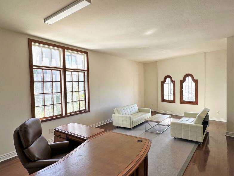 More Photos Of 200 Culver Blvd, Playa Del Rey Storefront Retail Residential For Lease