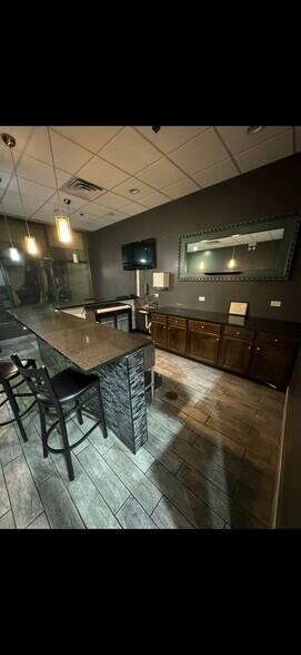 More Photos Of 7831 W 95th St, Hickory Hills Unknown For Lease