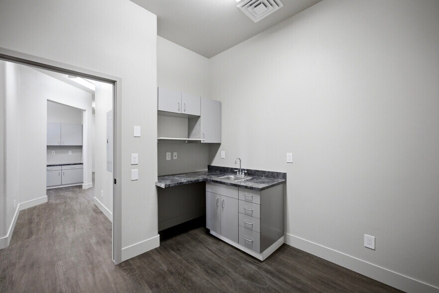 More Photos Of 3939 N Stockton Hill Rd, Kingman Office For Lease