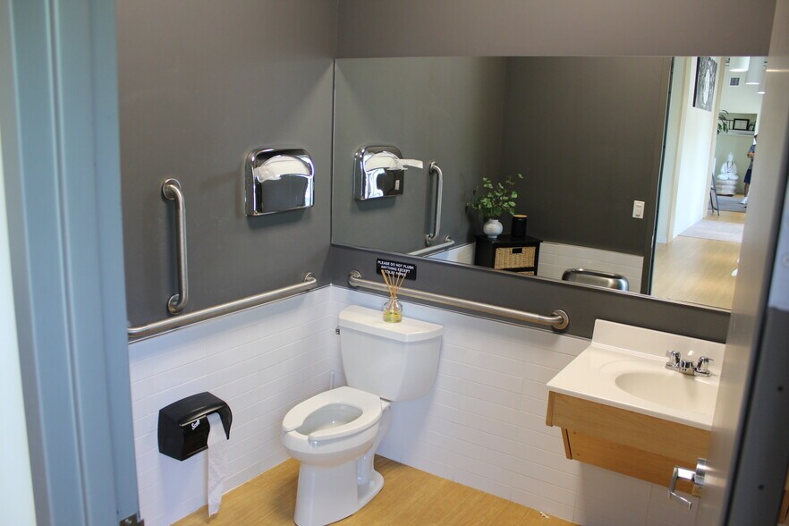 More Photos Of 607 W Jericho Tpke, Huntington General Retail For Lease