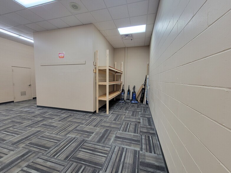 More Photos Of 3701 S Western Ave, Sioux Falls Warehouse For Lease