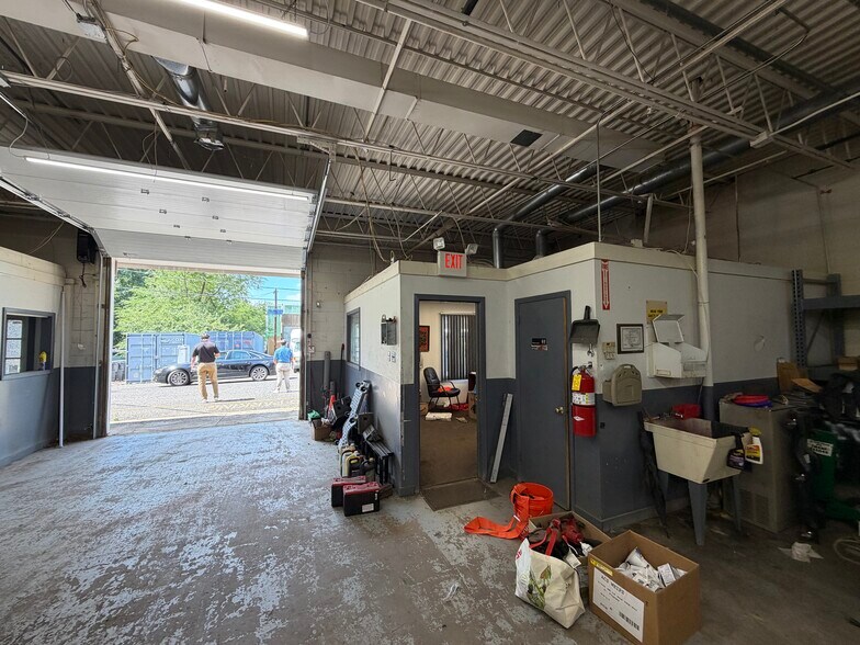 More Photos Of 521 Irish Hill Rd, Runnemede Light Distribution For Sale