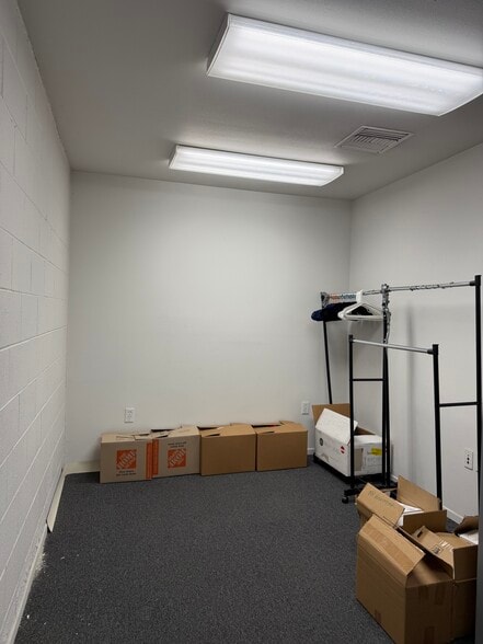 More Photos Of 7700-7704 Kester Ave, Van Nuys Warehouse For Lease