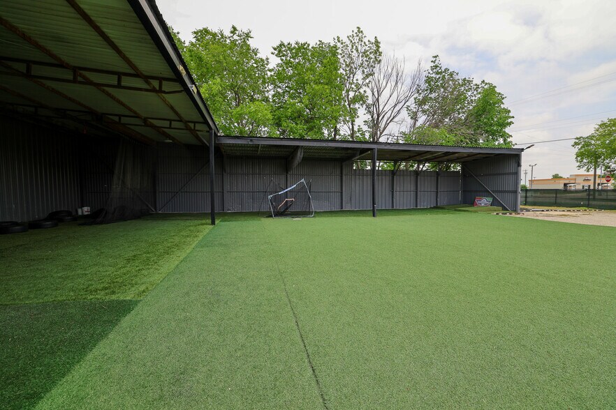 More Photos Of 415 Topeka Ave, Justin Industrial For Sale