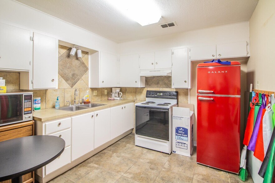 More Photos Of 1601 44th St, Lubbock Religious Facility For Sale