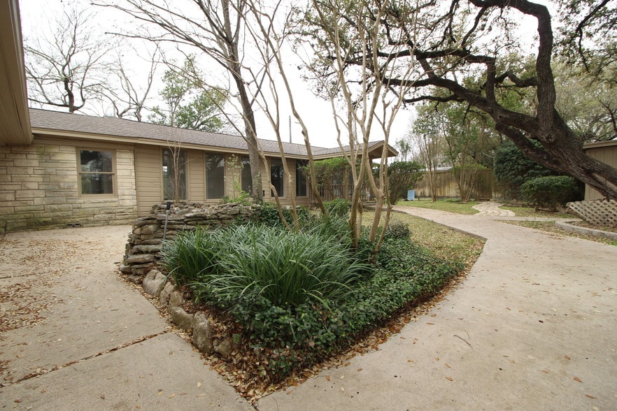 More Photos Of 13170 Pond Springs Rd, Austin Auto Repair For Sale
