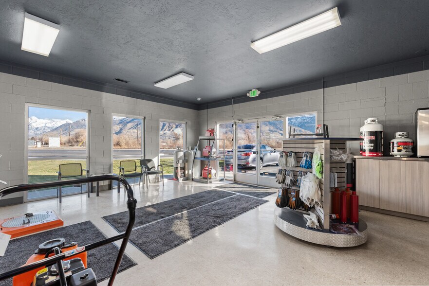 More Photos Of 1299 W State Rd, Pleasant Grove Veterinarian Kennel For Sale