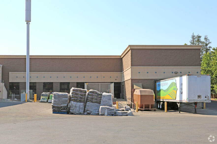 More Photos Of 6055 N Figarden Dr, Fresno Freestanding For Lease
