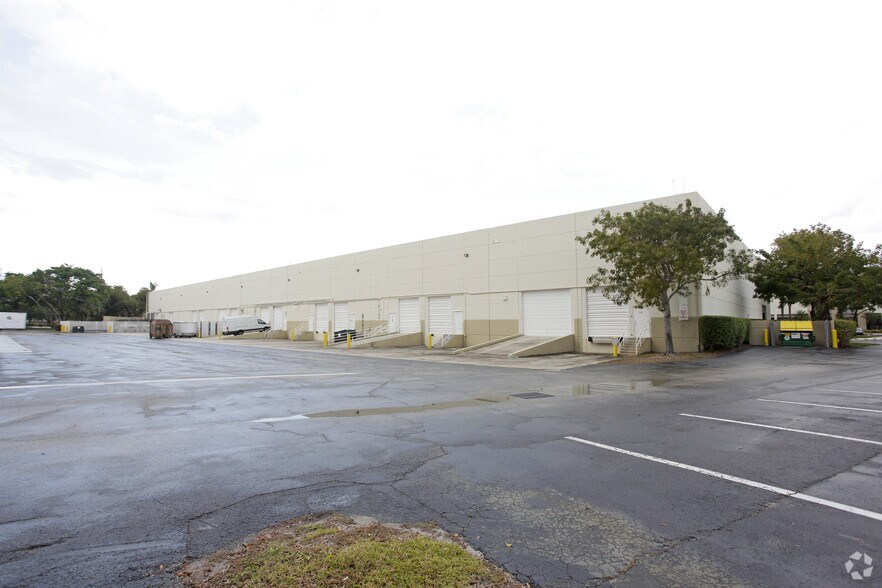 More Photos Of 712-734 S Military Trl, Deerfield Beach Warehouse For Lease