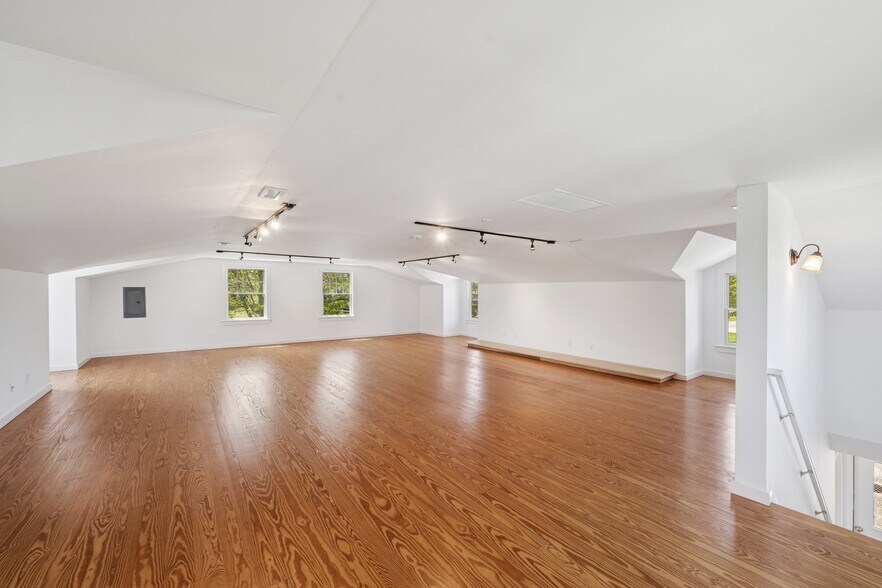 More Photos Of 103 Hayground Rd, Water Mill Unknown For Lease