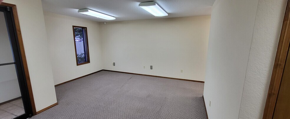 More Photos Of 813 E Darrow St, Shawnee Office For Lease
