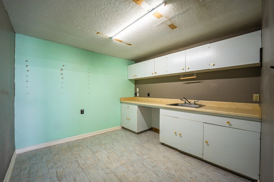 More Photos Of 7050 US Highway 87, San Antonio General Retail For Sale