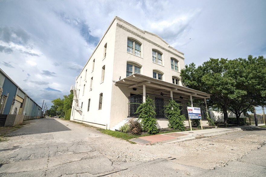 More Photos Of 2409 Commerce St, Houston Freestanding For Lease