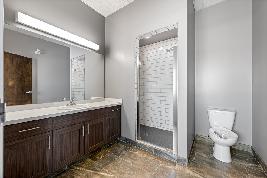 More Photos Of 5267 67 Av, Lloydminster Warehouse For Lease