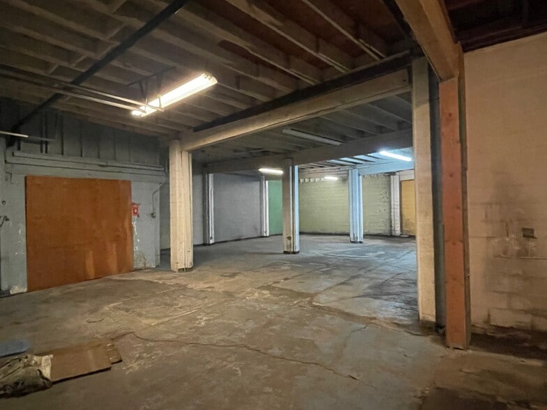 More Photos Of 635 N Columbia Blvd, Portland Warehouse For Sale