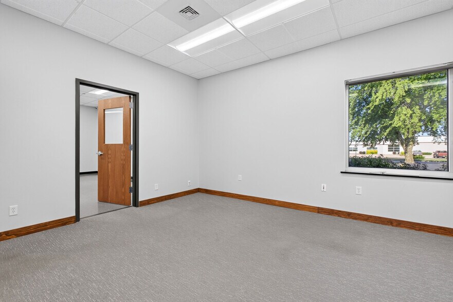 More Photos Of 3125 Medalist Dr, Oshkosh Office For Sale