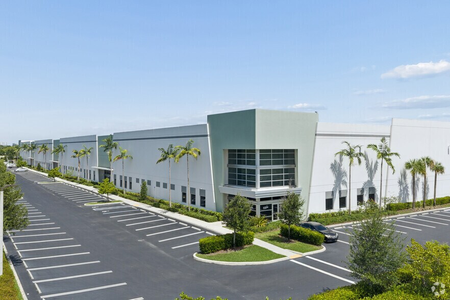 Primary Photo Of 600 Hillsboro Technology Dr, Deerfield Beach Warehouse For Lease