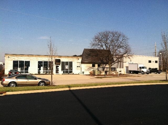 More Photos Of 10691 Kenwood Rd, Cincinnati Showroom For Lease