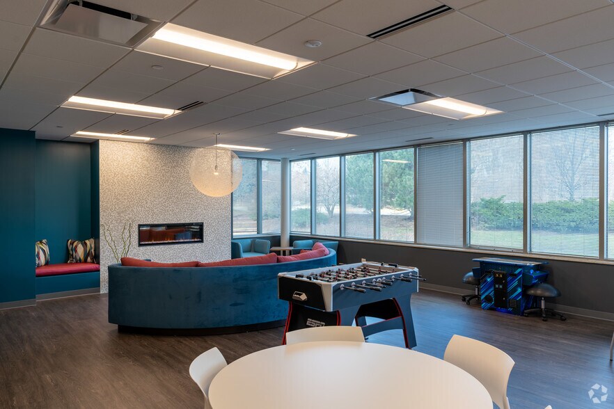 More Photos Of 475-485 Half Day Rd, Lincolnshire Unknown For Lease