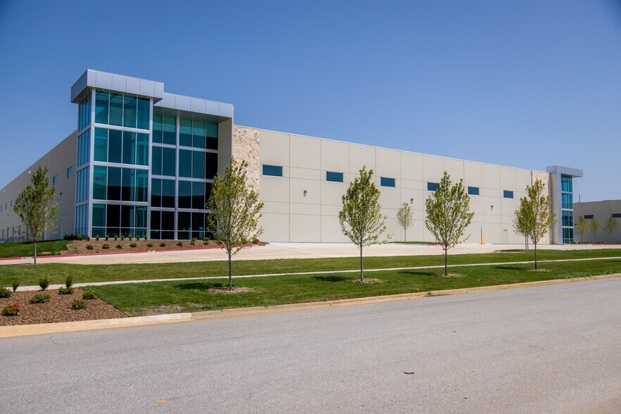 More Photos Of 4300 N Rainbow Farm Rd, Bentonville Warehouse For Lease