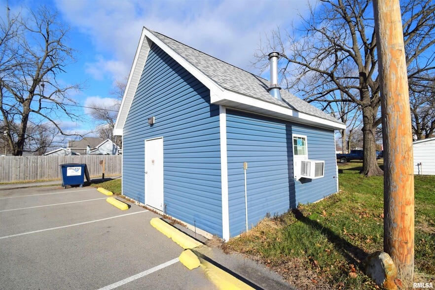 More Photos Of 102 N Park St, Sesser Restaurant For Sale