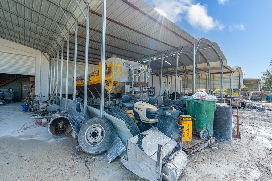 More Photos Of 2700 Evans Ave, Fort Myers Light Manufacturing For Lease