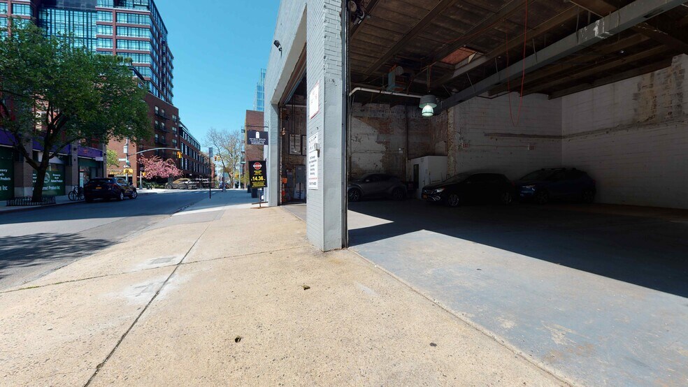 More Photos Of 139 Charles St, New York Storefront For Lease