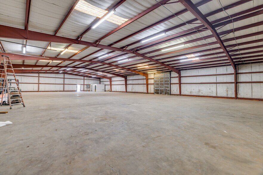 More Photos Of 1933 Winnsboro Rd, Monroe Distribution For Sale