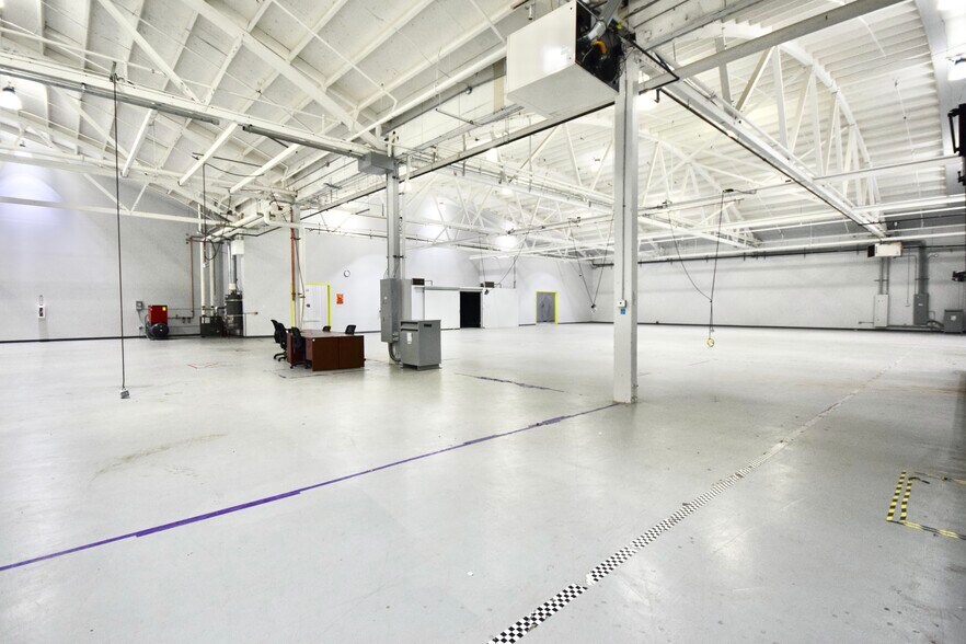 More Photos Of 2200 SE Mailwell Dr, Milwaukie Warehouse For Lease
