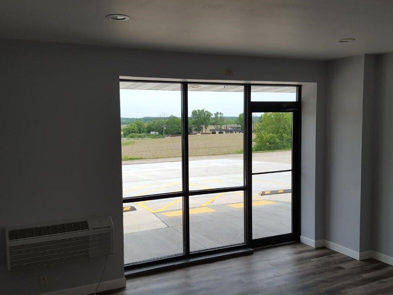 More Photos Of 1185 US Highway 14, Oregon Showroom For Lease