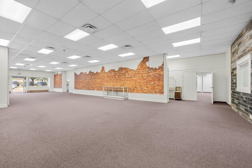 More Photos Of 107 W Main St, Cameron Storefront Retail Office For Lease