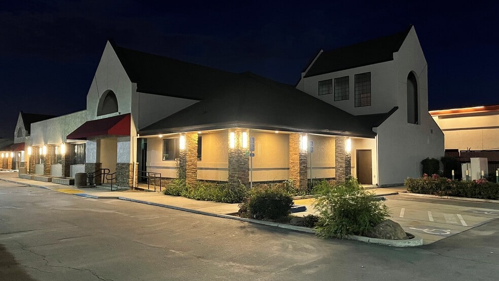 More Photos Of 552 W Benjamin Holt Dr, Stockton Restaurant For Lease