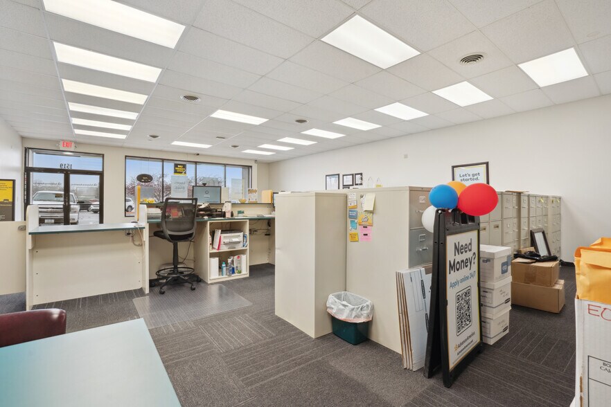 More Photos Of 1505-1527 E San Marnan Dr, Waterloo Unknown For Lease