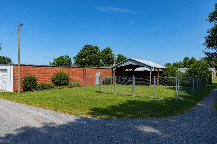 More Photos Of 222 King St S, Calhoun Warehouse For Sale