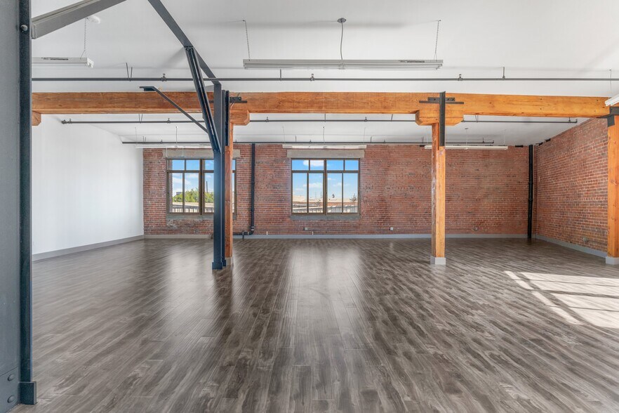 More Photos Of 2079 E 15th St, Los Angeles Flex For Lease