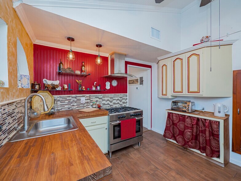 More Photos Of 1307 Wright St, Llano Freestanding For Sale